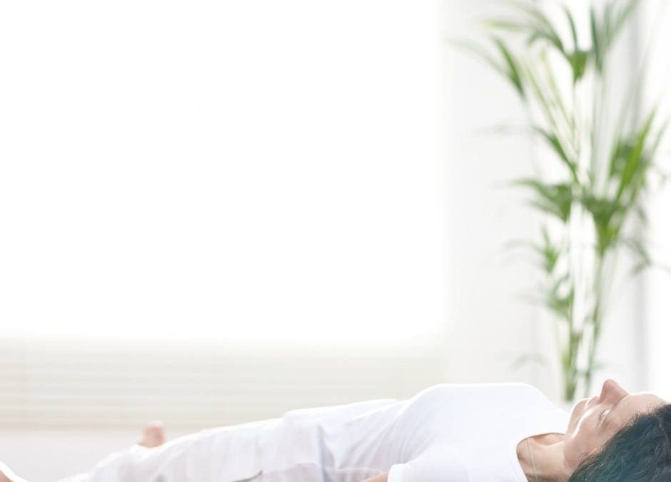 Eine Frau liegt entspannt auf dem Rücken und macht eine Übung die sofort gegen Stress hilft
