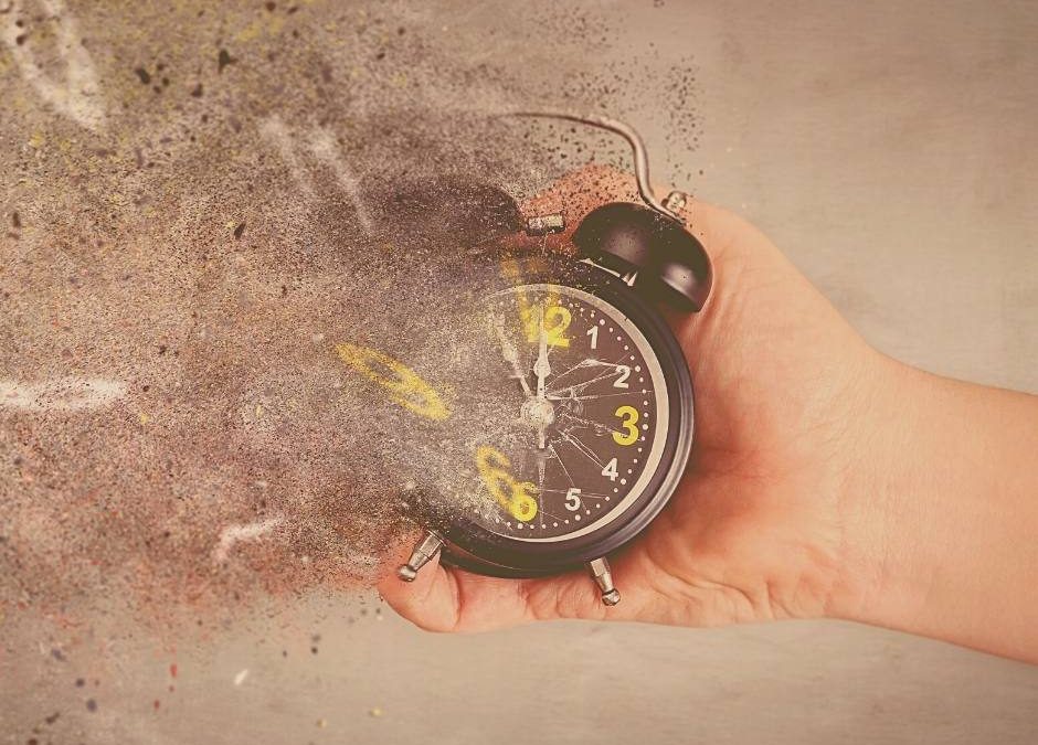 eine Uhr als Sinnbild, dass man was zur Burnout-Prävention tun muss, wenn die Zeit abläuft