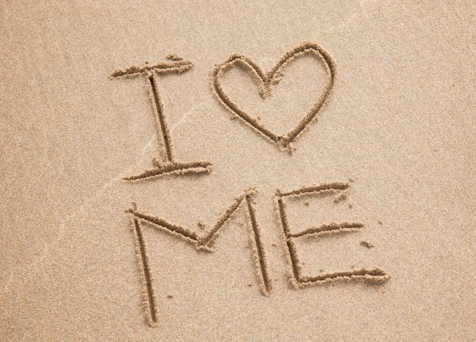 Im Sand steht I love me als Zeichen dafür das man an seinem Selbstwertgefühl arbeiten sollte