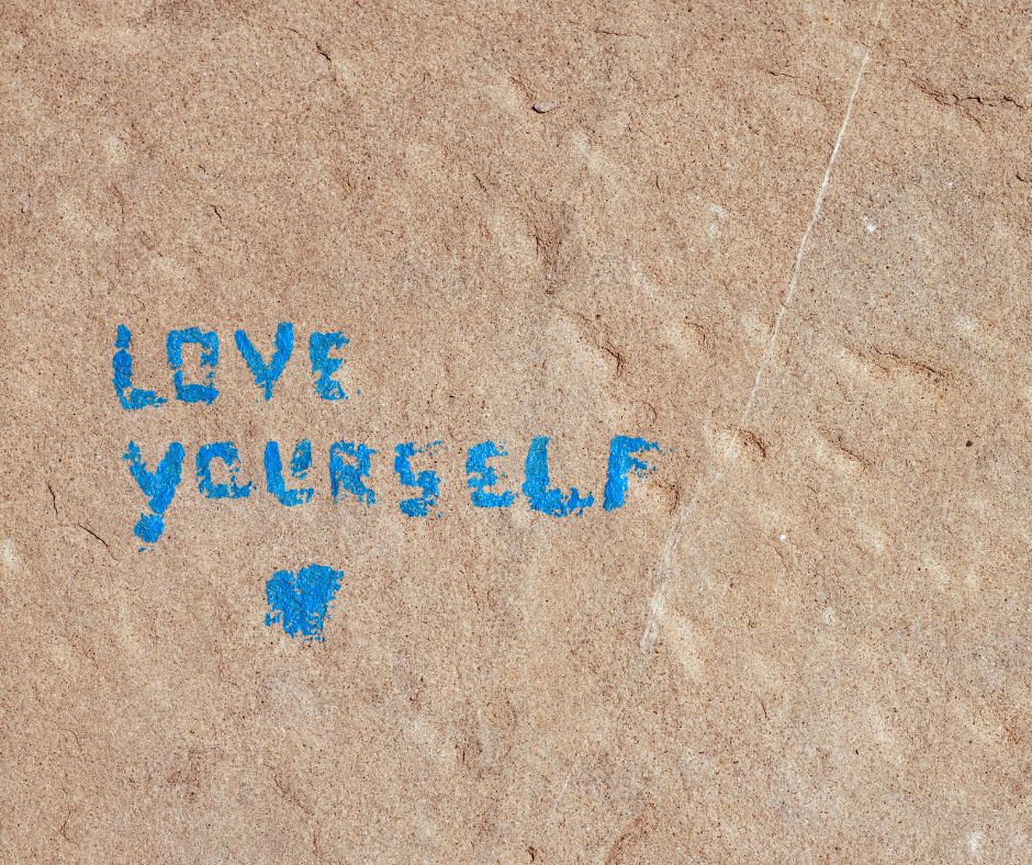 das Bild zeigt Love yourself und man soll herausfinden, wie gut es um die eigene Selbstfürsorge bestellt ist